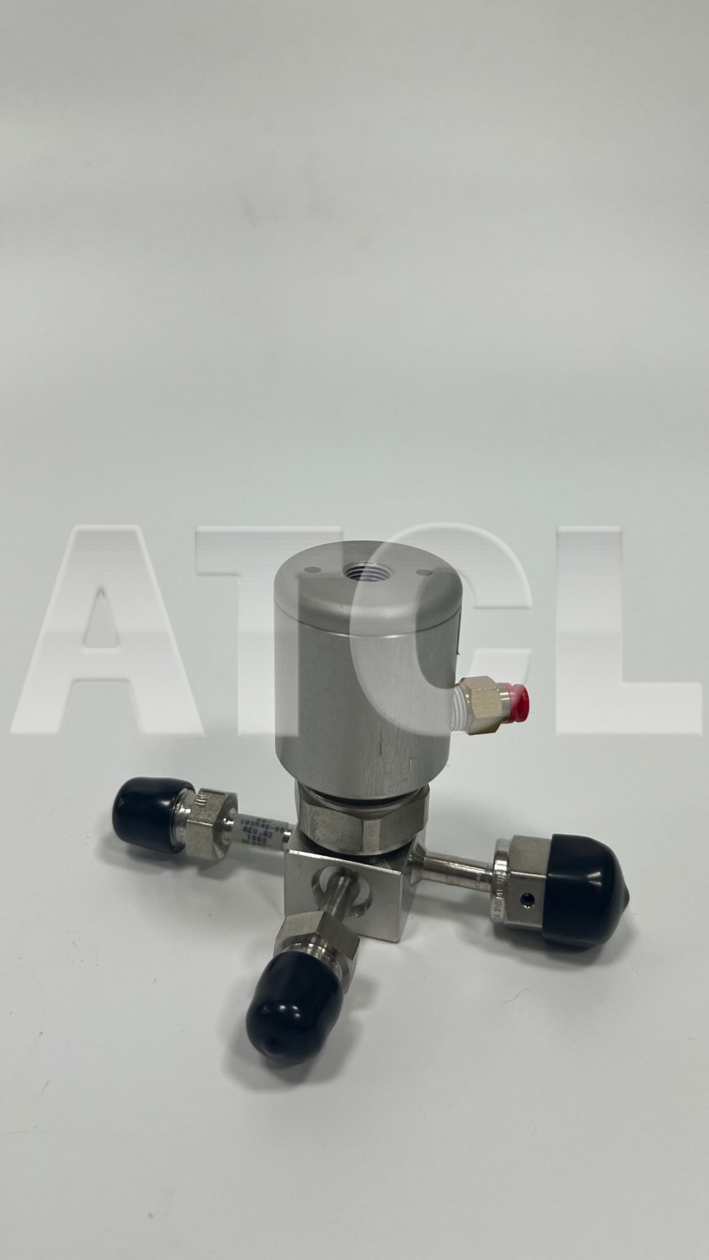 Swagelok  Valve 6LVV-DPF111P-C含接管(三向單閥含管件)